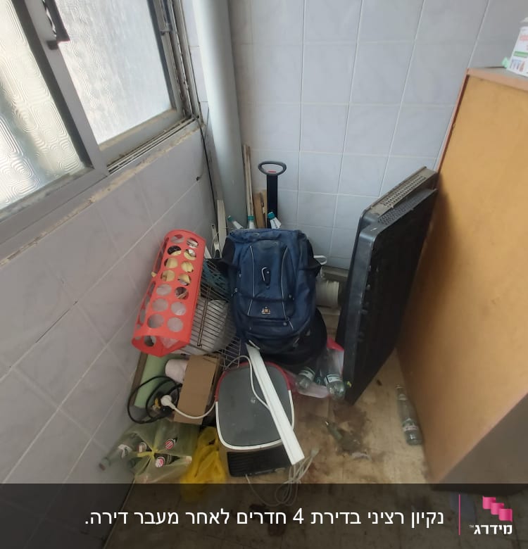 חפצים שונים בפינה, כולל בקבוקי פלסטיק ופסולת על הרצפה